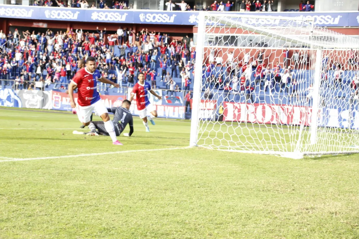 Carlos Henrique comemora o primeiro gol do Paraná na vitória sobre a Portuguesa-RJ