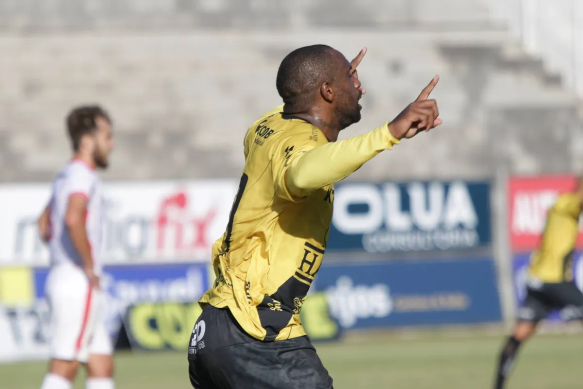 Léo Itaperuna marcou o gol da vitória do FC Cascavel na estreia da série D
