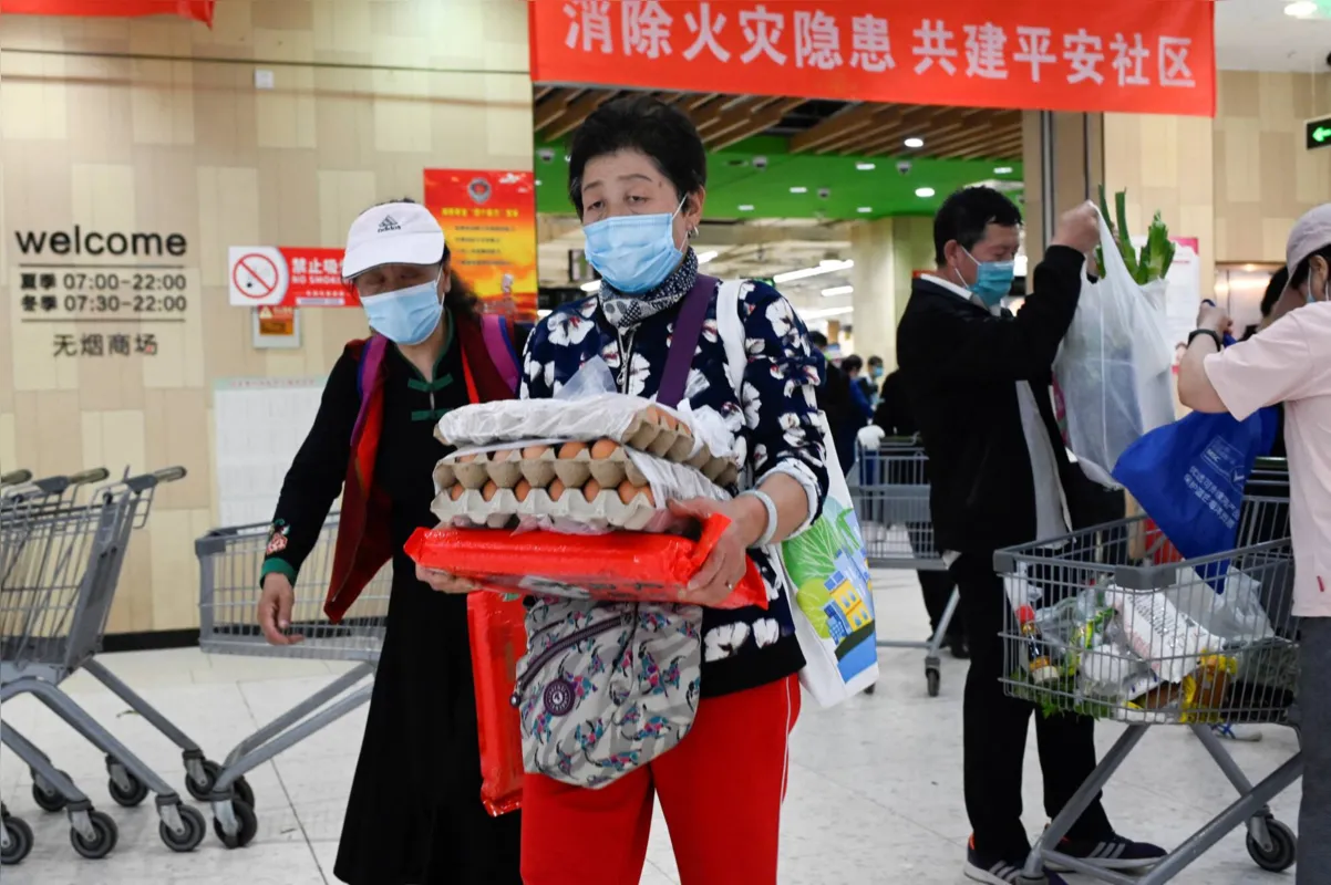 Moradores correram aos supermercados em busca de produtos básicos, como vegetais, carne, macarrão instantâneo e papel higiênico