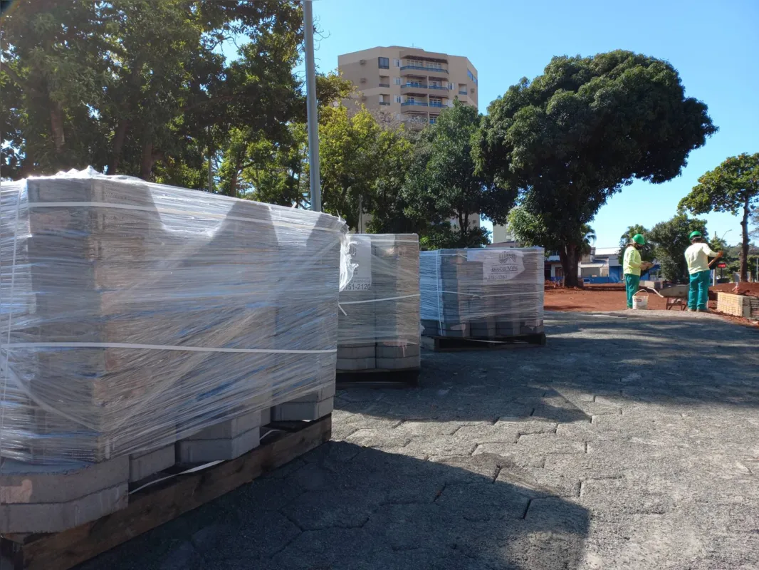 Pisos da parte interna da praça estão sendo colocados pela empresa contratada
