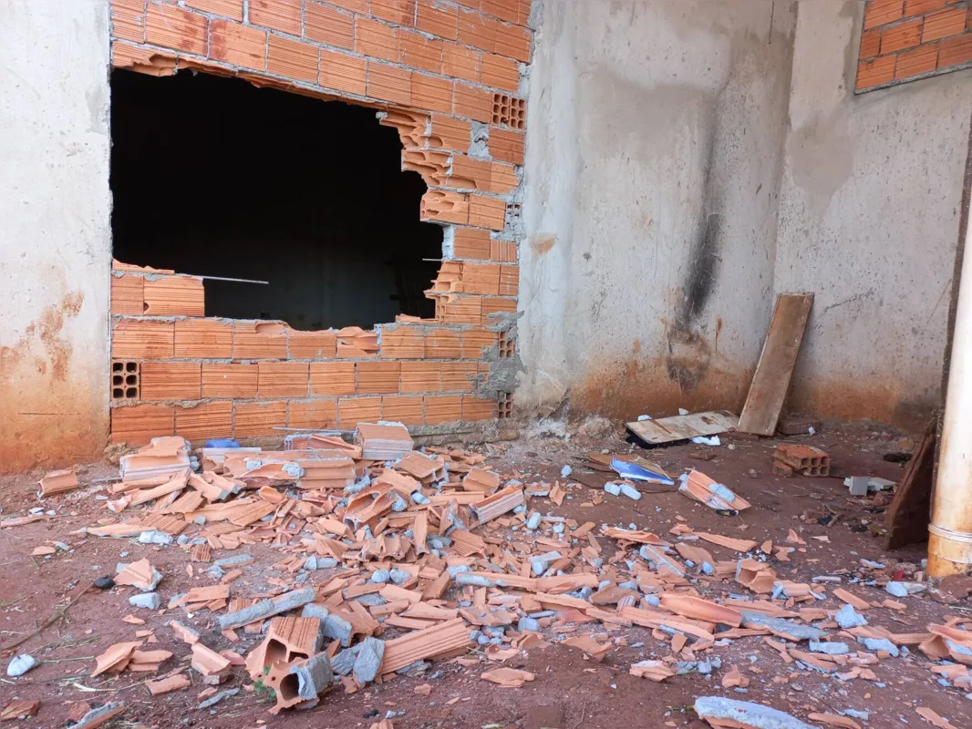 Parede que havia sido fechada para evitar invasões foi quebrada nesta semana