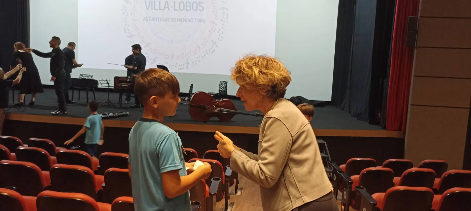 Miguel Riony Dela Roza Dutra da SIlva,11 anos, com Irina Ratcheva: felicidade explícita pelo concerto