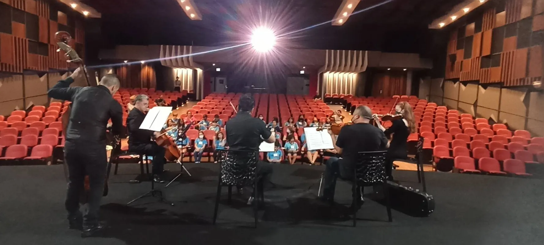Cine Villa Rica foi um dos locais de apresentação da orquestra para as crianças
