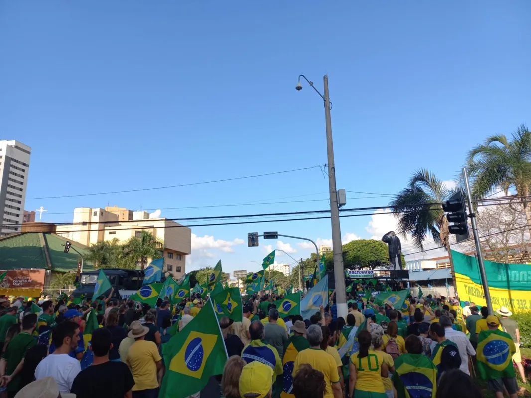 Imagem ilustrativa da imagem Protestos contra e pró-governo marcam Dia do Trabalhador em Londrina