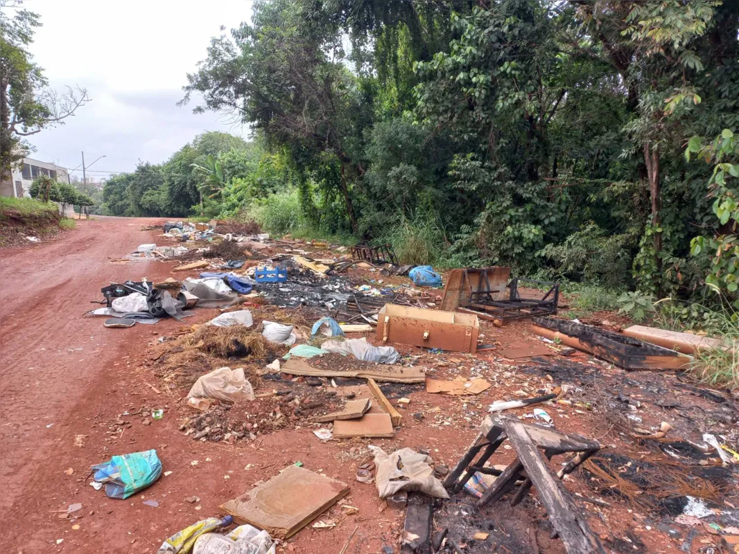 Ao lado da via é possível encontrar entulhos de construções, móveis e animais mortos