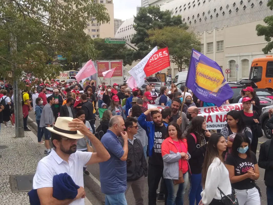 Imagem ilustrativa da imagem Servidores públicos do Paraná protestam em Curitiba