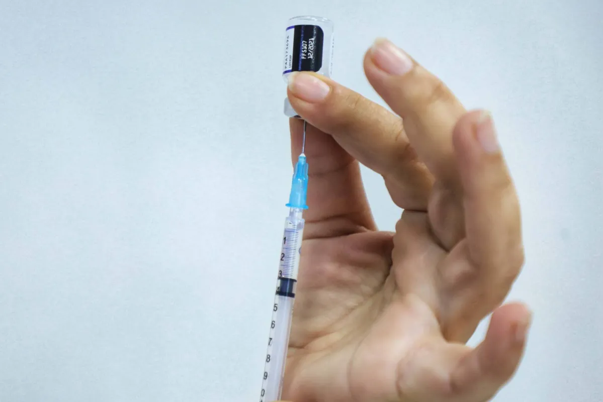 Pelo menos 4,3 milhões de paranaenses estão com a dose de reforço em atraso; a faixa etária com maior número de “faltosos” tem entre 25 a 29 anos