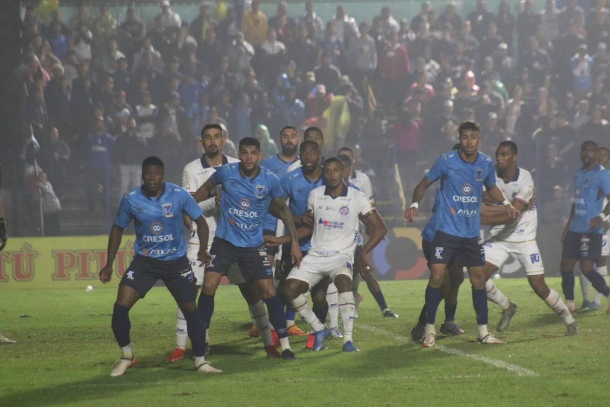 Diante de um grande público, Azuriz e Bahia se enfrentaram no estádio Os Pioneiros pela Copa do Brasil