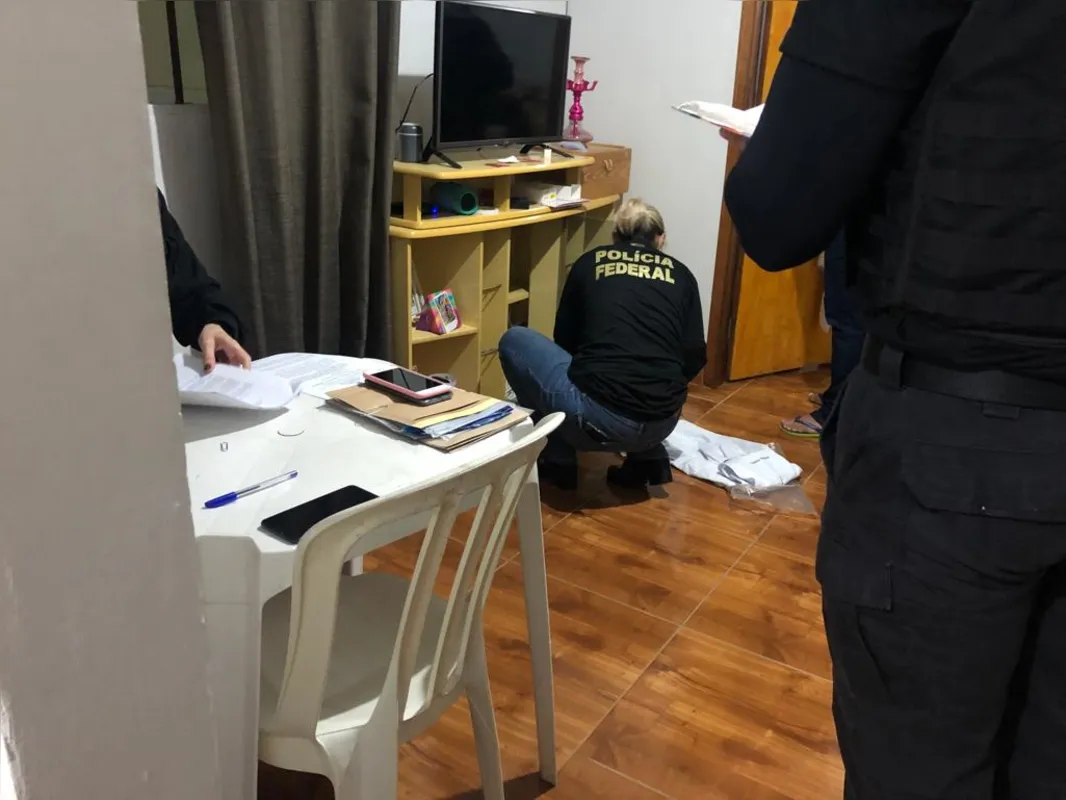 A equipe da PF cumpriu dois mandados de busca e apreensão, e um mandado de prisão preventiva, expedidos pela 9ª Vara da Justiça Federal em Curitiba.