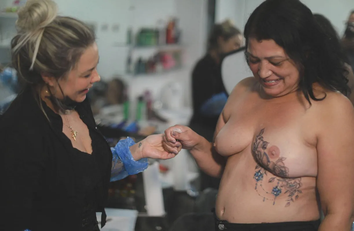 Marlene Santos foi tatuada por Karlla Mendes: "Não pensei que ficaria tão bonito"