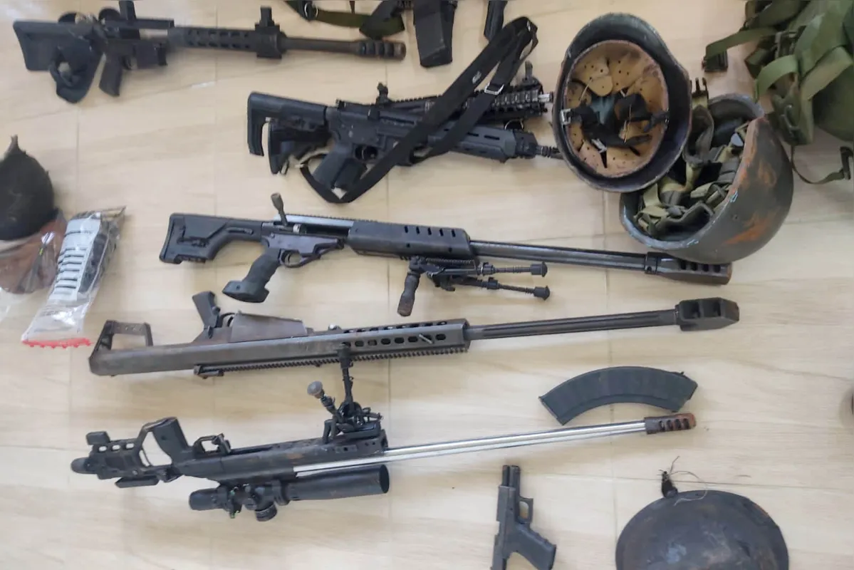 Armamento pesado foi deixado para trás pela quadrilha após a tentativa de roubo