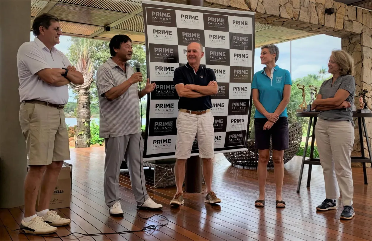 Milton Ogawa discursando após oficialmente receber o cargo de capitão, ladeado por Odracir Gonçalves, Renato Pozzobon (que passou o cargo de capitão), Denise Scarpin, atual diretora presidente do Condomínio Royal Golf, e Vera Prando, a capitã do Golfe.
