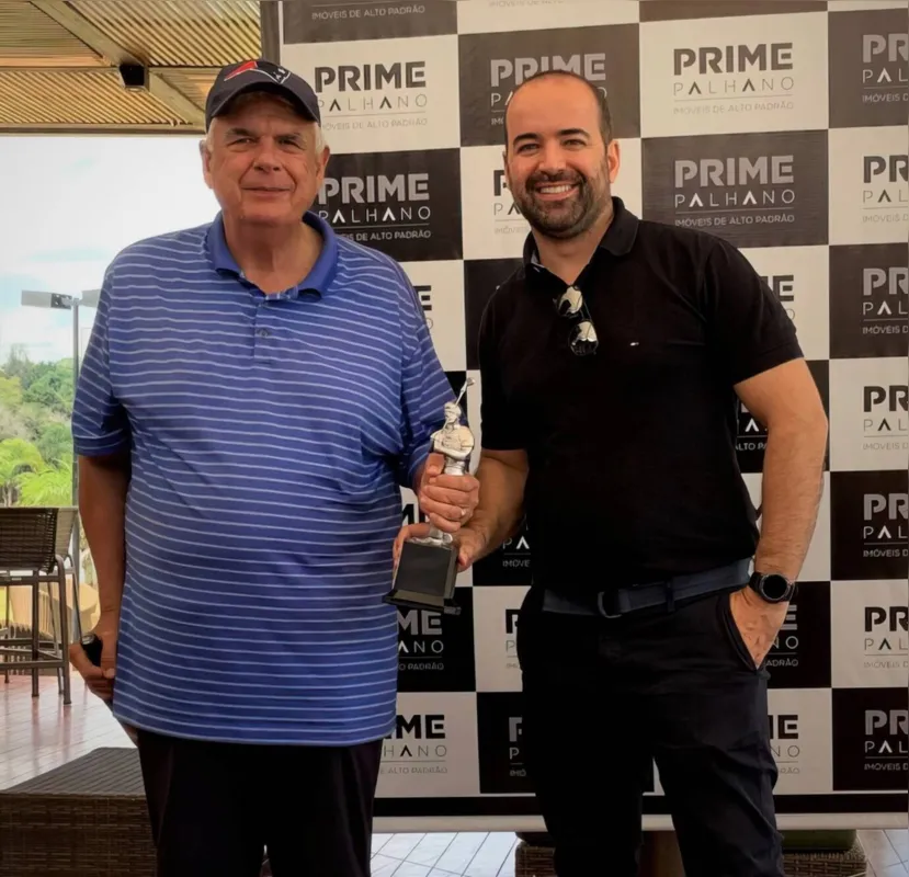 José Zanirato recebe prêmio de Rui Eduardo, um dos sócios da Prime Palhano