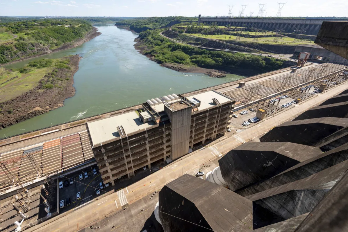 A usina hidrelétrica fornece 85% da energia consumida no Paraguai e em torno de 10% da consumida no Brasil