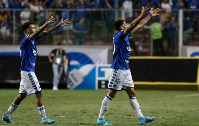 Jogadores do Cruzeiro comemoram a terceira vitória seguida e a vice-liderança da série B