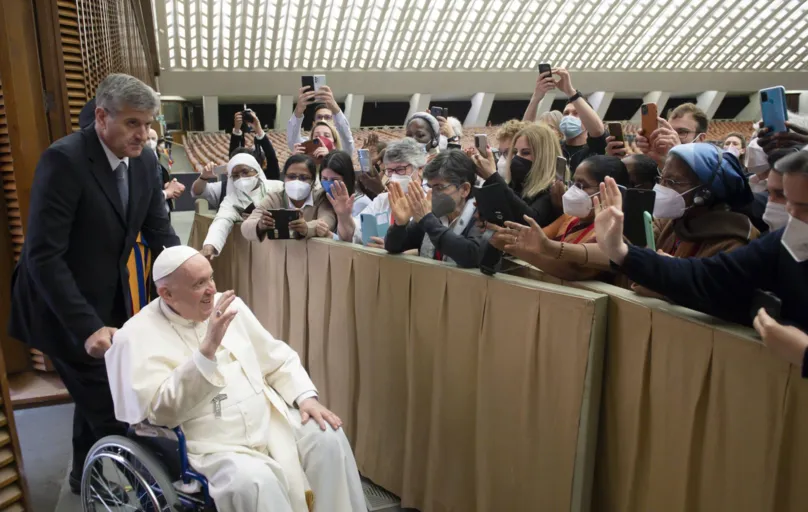 Com problema no joelho, o pontífice de 85 anos precisou de ajuda para participar de audiência com grupo de freiras no Vaticano