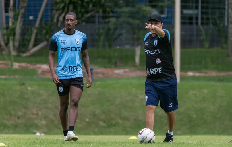 Adilson Batista aposta mais uma vez em Gabriel Santos como o camisa 9 do Tubarão diante do Novorizontino