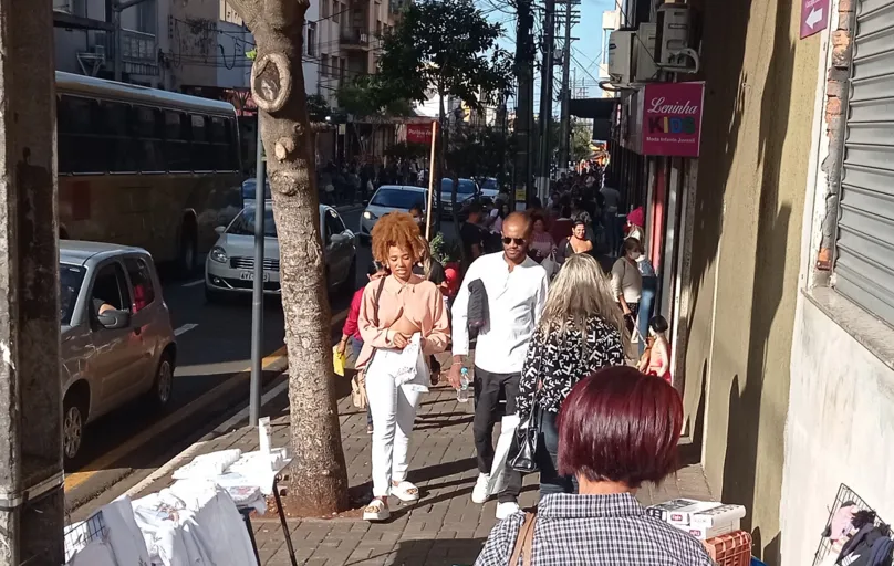 A rua Sergipe ficou repleta de pessoas em busca de presentes para as mães.