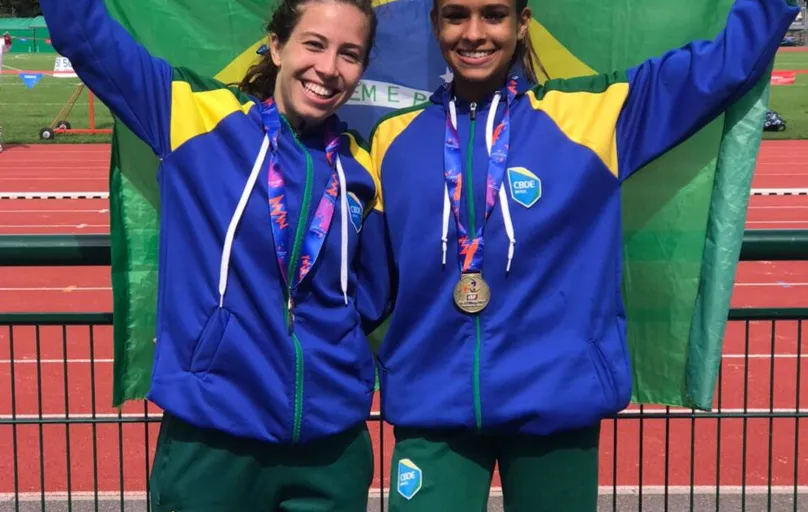 Nicole Domene e Julia Rocha Ribeiro comemoram a medalha de ouro na Gymnasíade