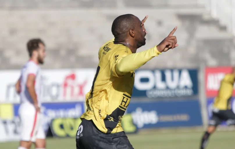 Léo Itaperuna marcou o gol da vitória do FC Cascavel na estreia da série D
