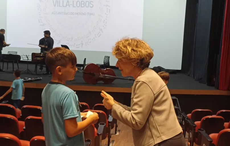 Miguel Riony Dela Roza Dutra da SIlva,11 anos, com Irina Ratcheva: felicidade explícita pelo concerto
