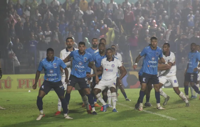 Diante de um grande público, Azuriz e Bahia se enfrentaram no estádio Os Pioneiros pela Copa do Brasil