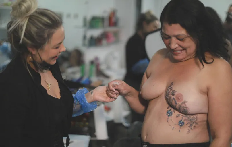 Marlene Santos foi tatuada por Karlla Mendes: "Não pensei que ficaria tão bonito"