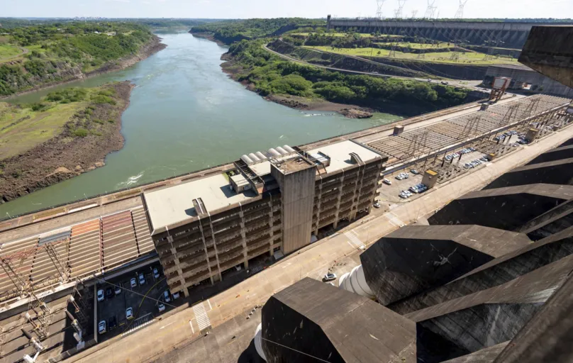 A usina hidrelétrica fornece 85% da energia consumida no Paraguai e em torno de 10% da consumida no Brasil