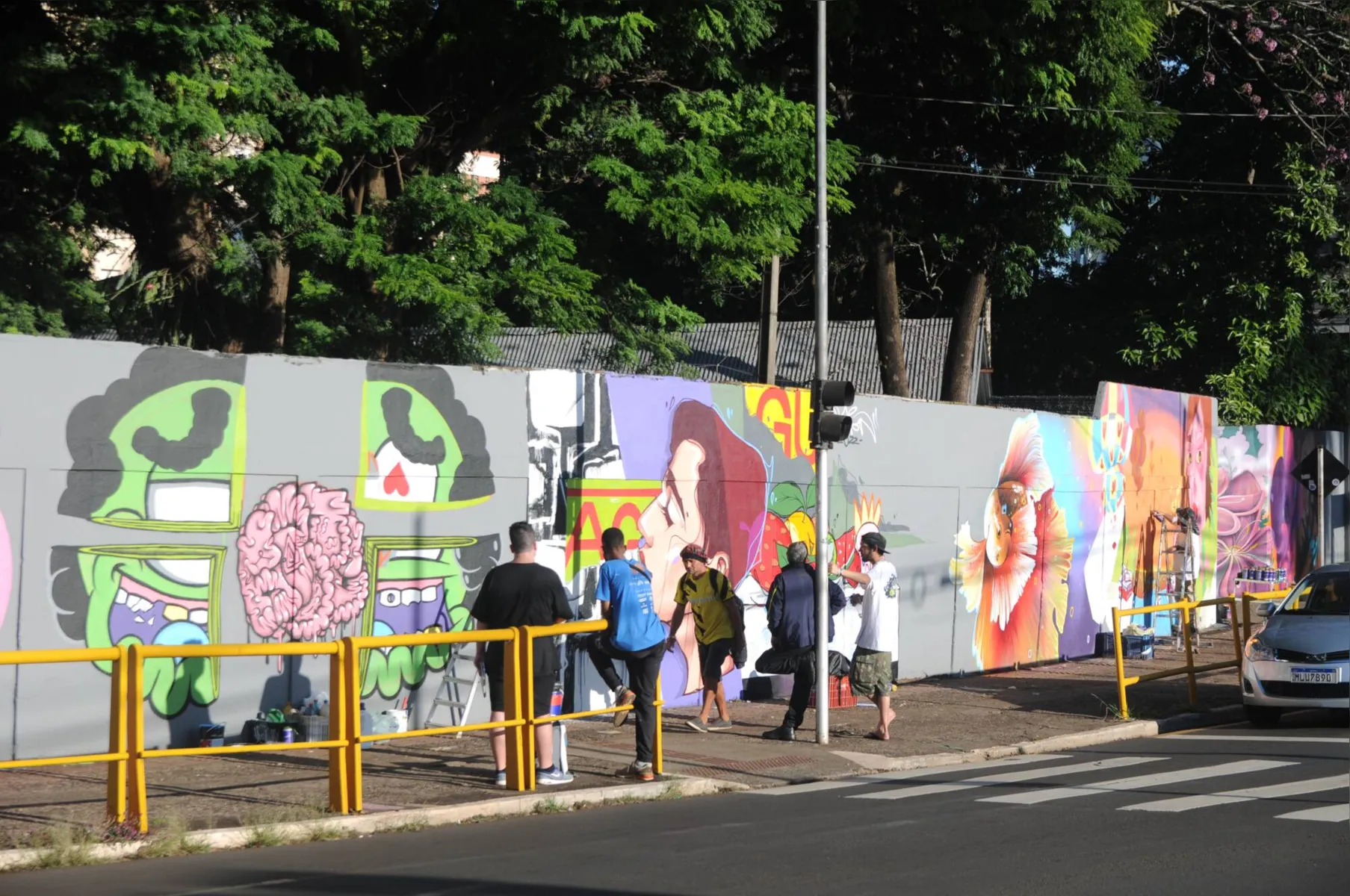 Para fazer a arte no muro do colégio foram selecionados artistas de Londrina e de  outras cidades