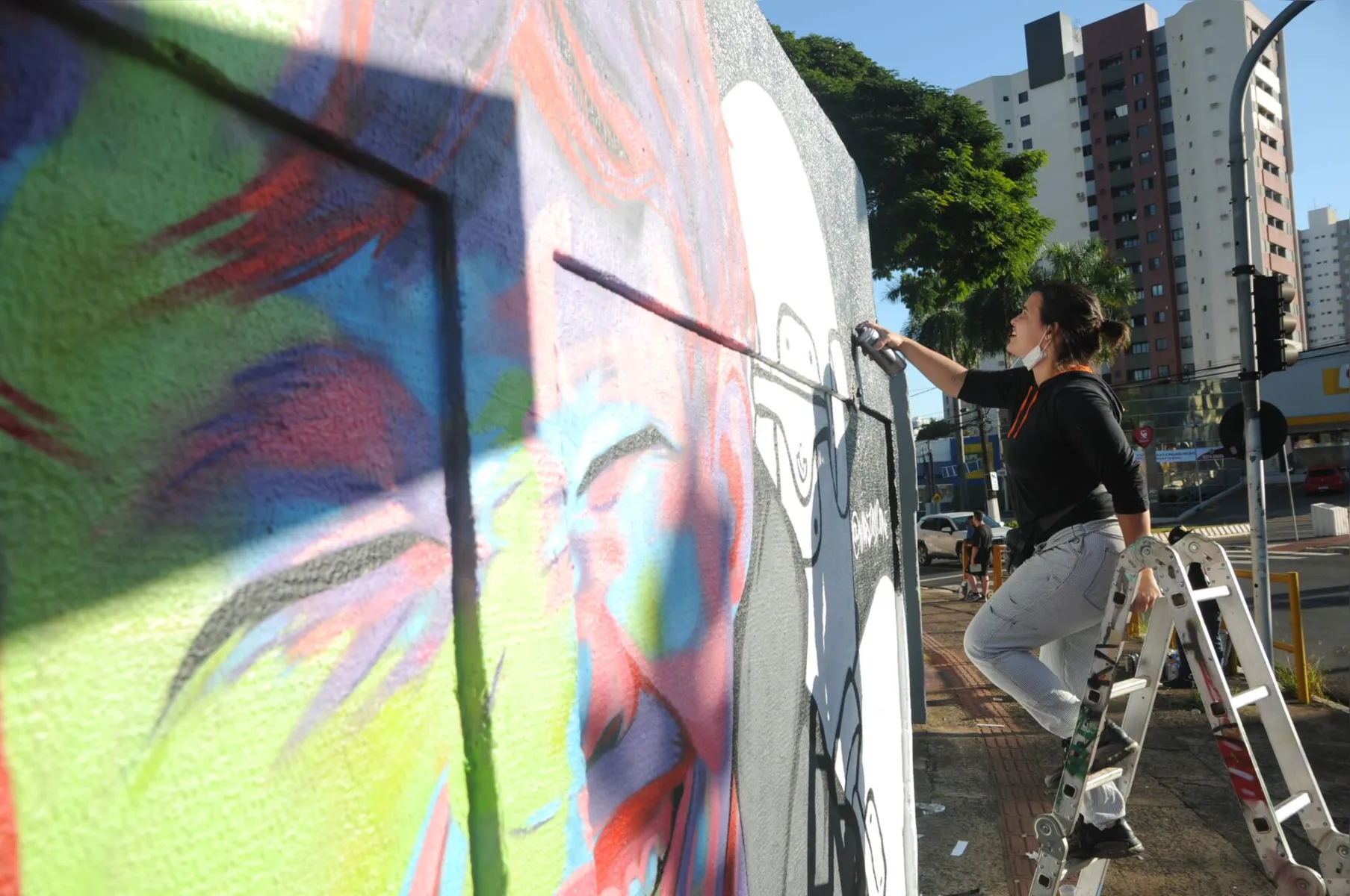 Imagem ilustrativa da imagem Arte de rua dá novo visual a muro de escola em Londrina