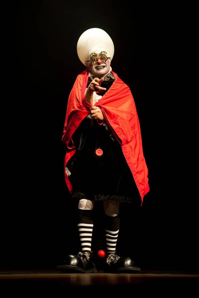 O argentino Victor Avalos interpreta o bufão Tomate, que provoca reflexão e riso