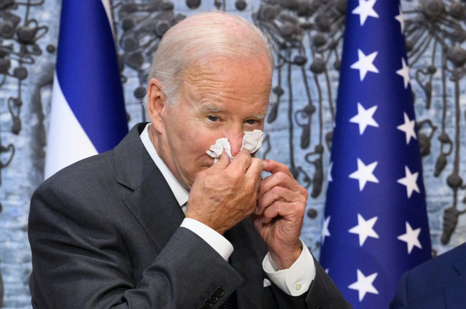 De acordo com a CNN americana, Biden teve sintomas como cansaço, tosse e nariz escorrendo, mas não chegou a ter febre