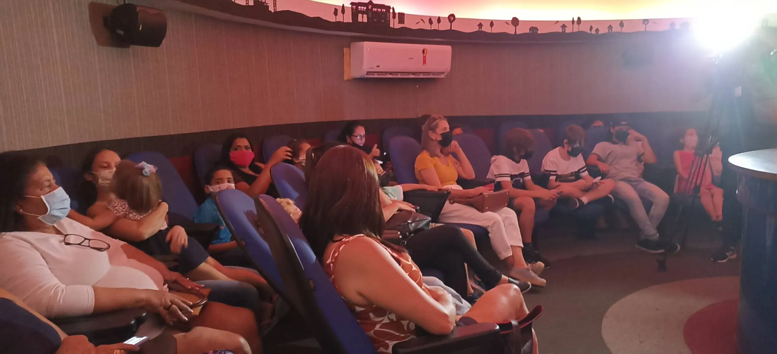 O Planetário de Londrina tem recebido muitos visitantes para a exibição de filmes: a programação pensada para as férias escolares e atraiu alunos e familiares