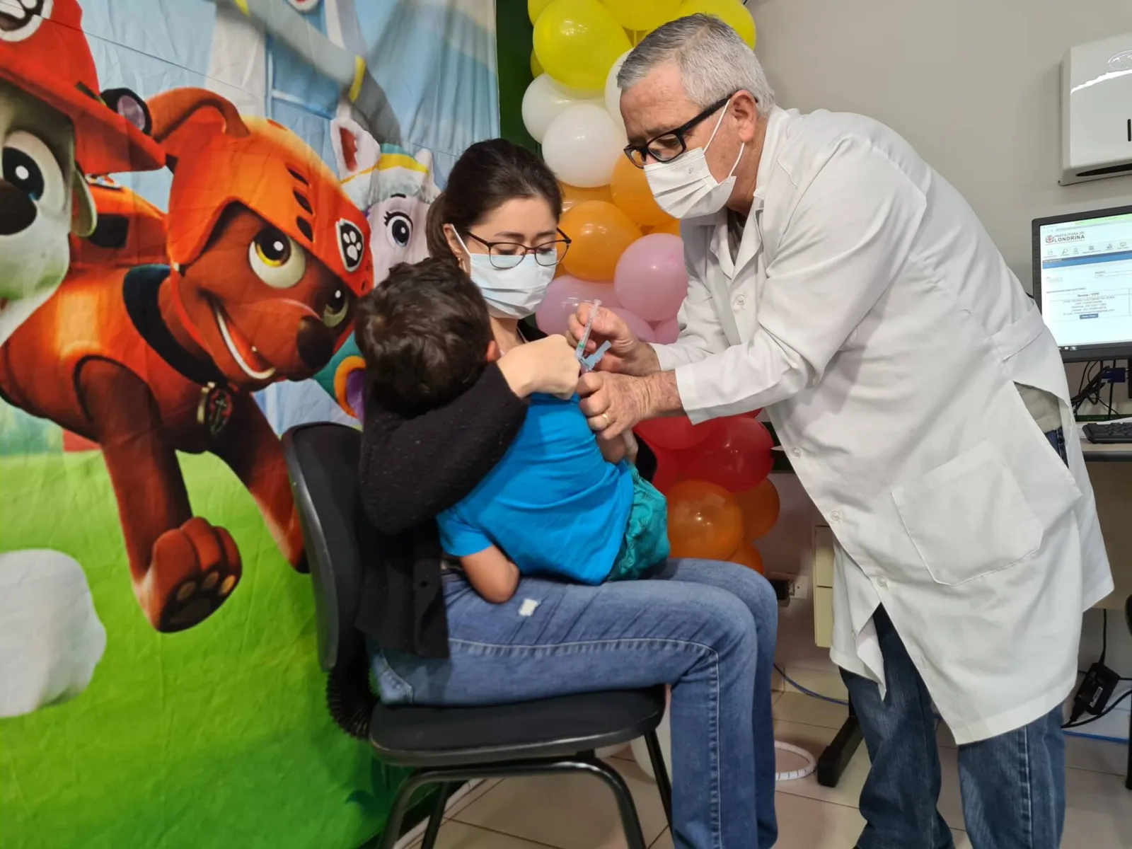 José Pedro, de 4 anos, foi uma das primeiras crianças a serem vacinadas neste sábado, em Londrina