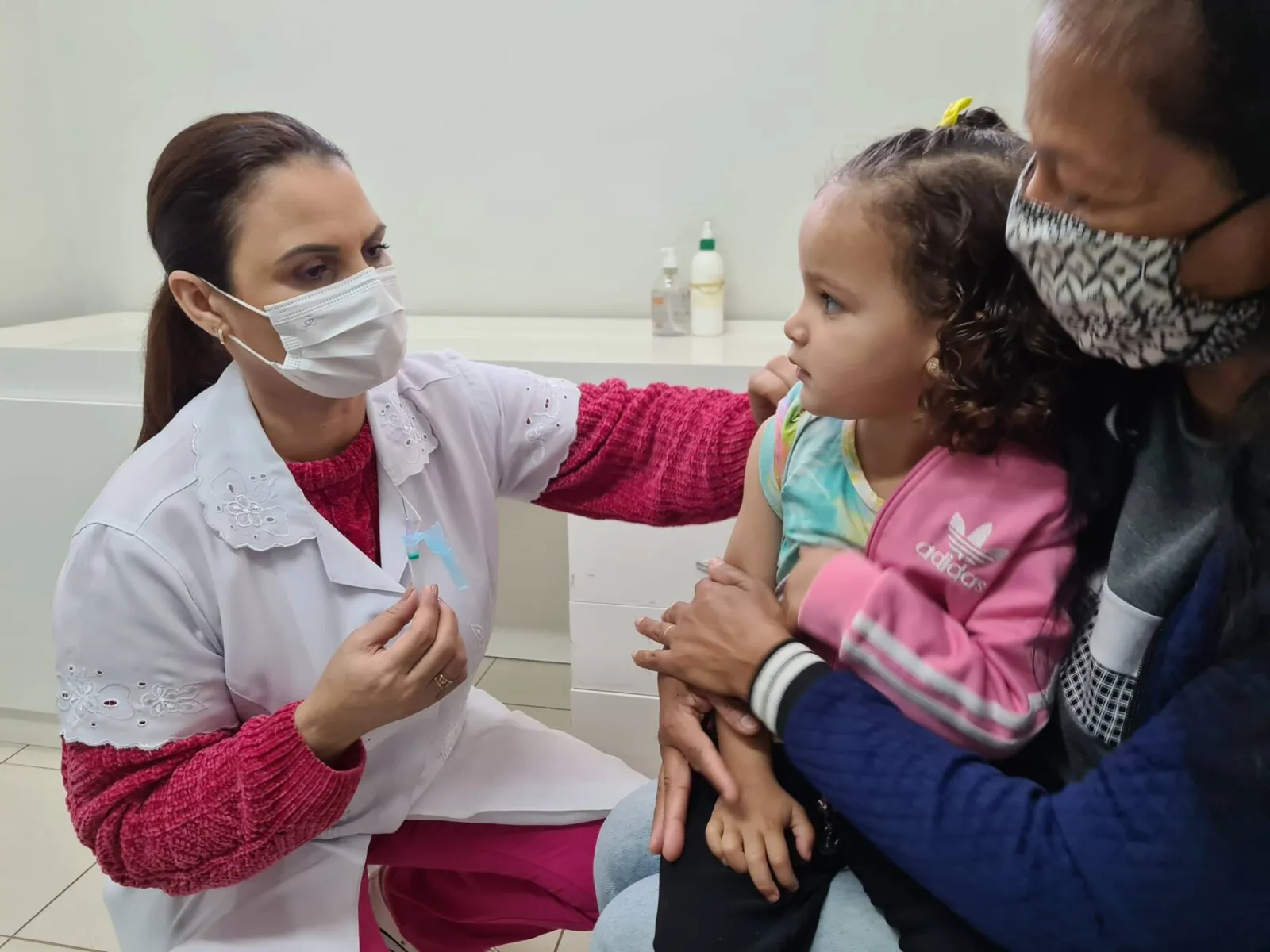 “A vacina significa saúde e proteção. Moramos um pouco longe daqui, mas não queríamos esperar mais para ver nossa pequena imunizada”, diz Pamela Bregantini, mãe de Gabriele, 3.