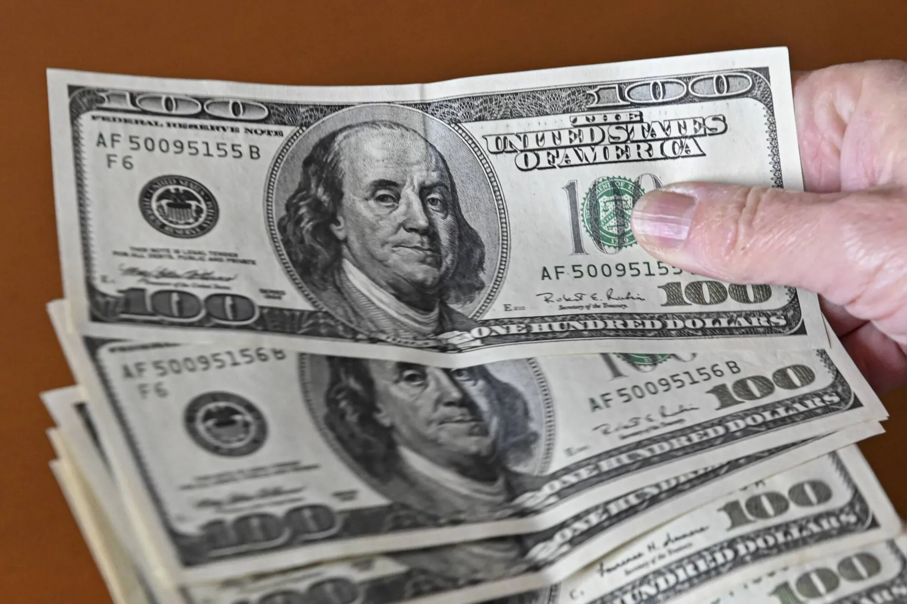 Imagem ilustrativa da imagem Dólar sobe a R$ 5,42 com investidores à espera de recessão