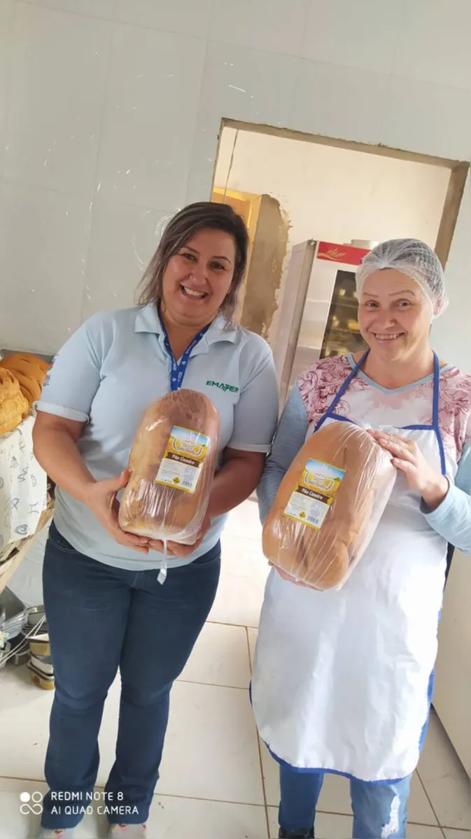 A extensionista do IDR Ivete Stoski e a beneficiária Adriana Patiko, que ampliou a produção de pães e emprega toda a família na fábrica e distribuição