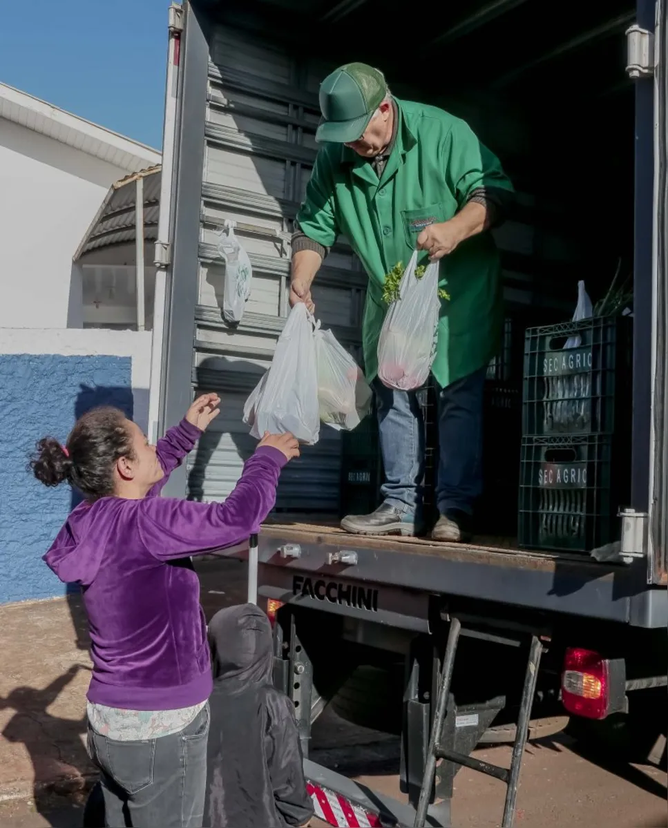 Imagem ilustrativa da imagem Em Apucarana, famílias trocam recicláveis por alimentos frescos