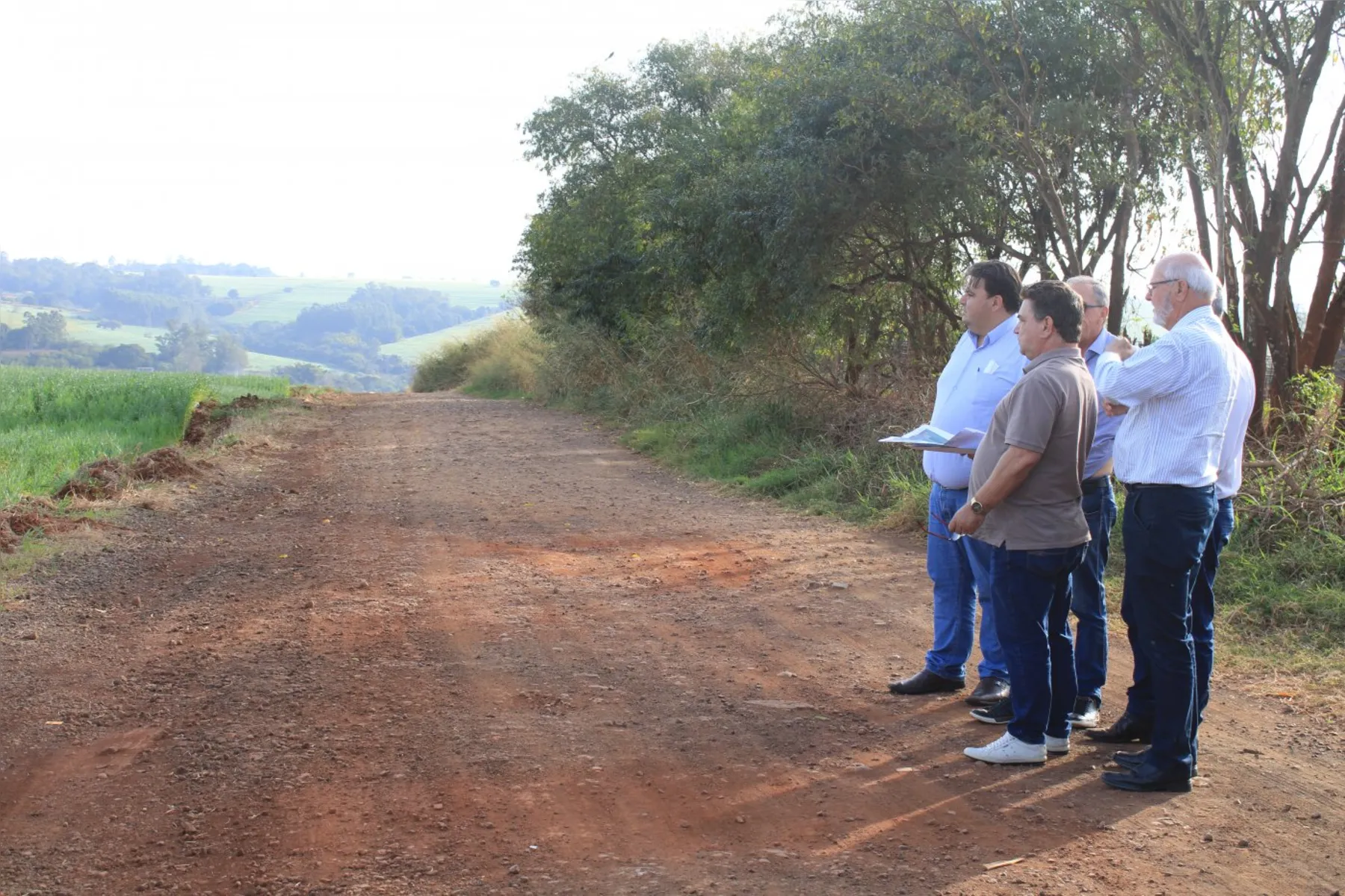Imagem ilustrativa da imagem Estradas rurais em Arapongas e Rolândia ganham pavimentação