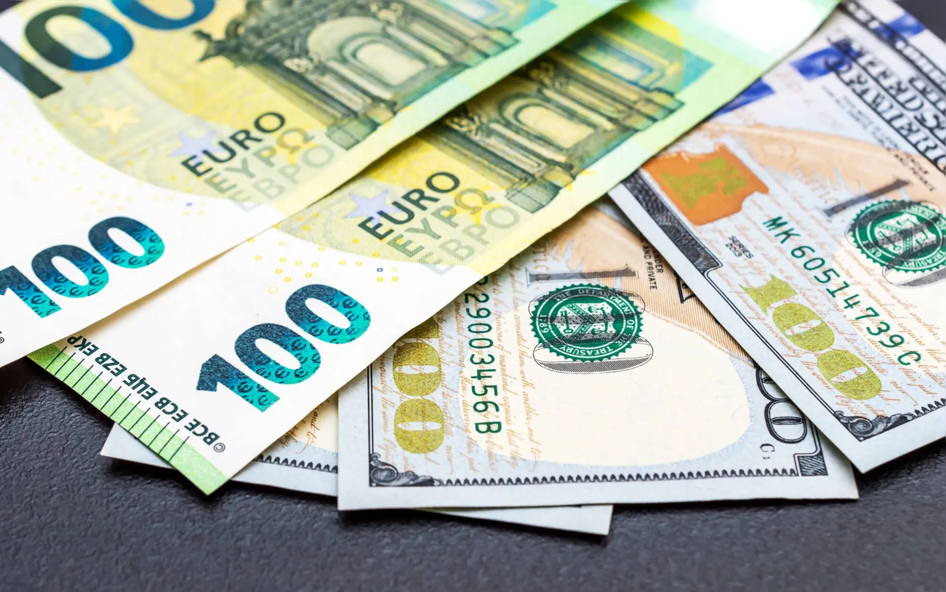 Imagem ilustrativa da imagem Euro cai ao mesmo valor do dólar pela primeira vez desde 2002
