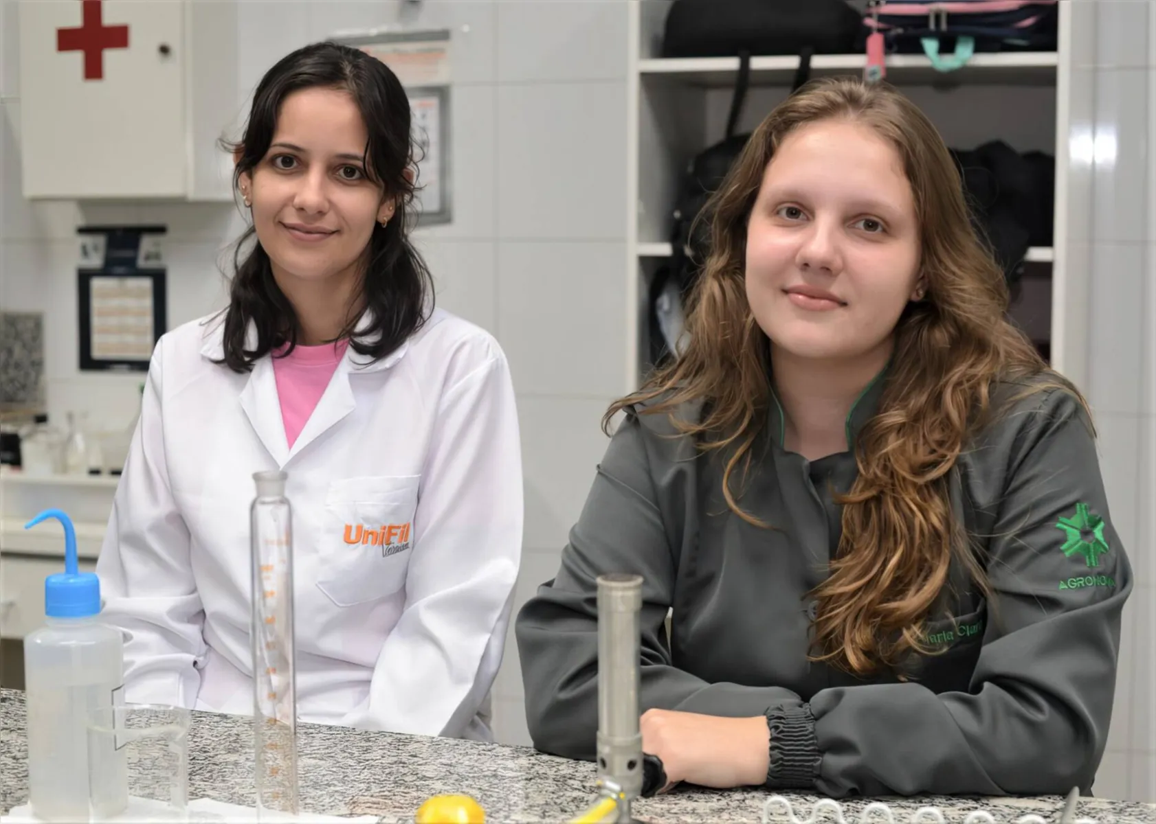Também em atividade no laboratório,  as alunas do curso Yasmin Santana Marques da Silva e Maria Clara Manhani Pereira