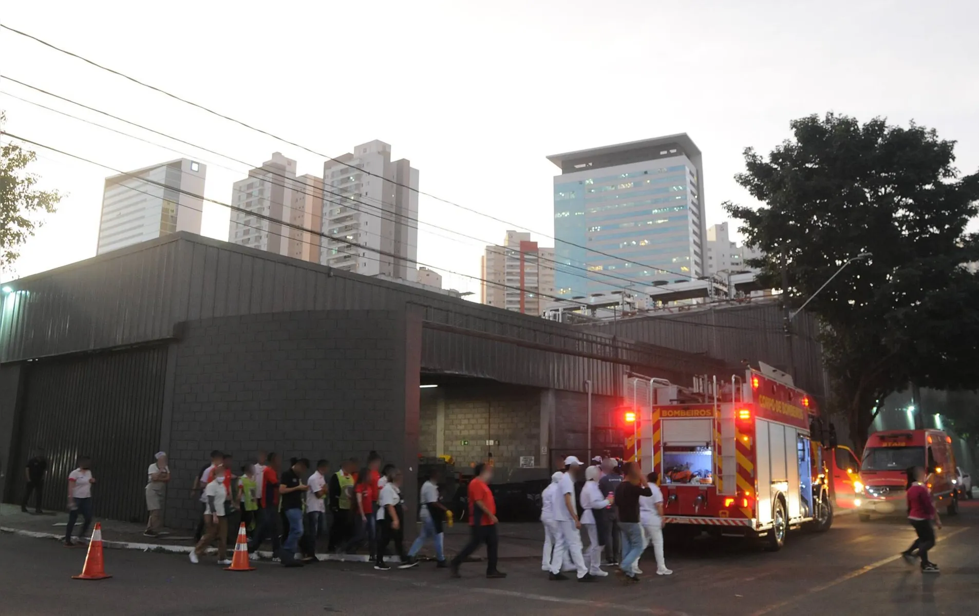 Imagem ilustrativa da imagem Incêndio atinge supermercado na zona sul de Londrina