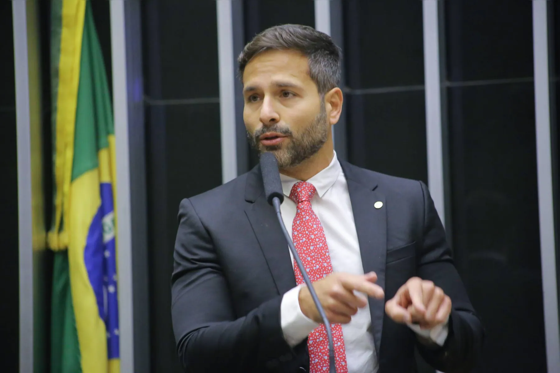 Marcelo Calero, deputado pelo PSD/ RJ, pediu explicações ao governo sobre o que teria levado o Ministério da Cidadania a dar a medalha a alguém sem nenhuma ligação com a literatura