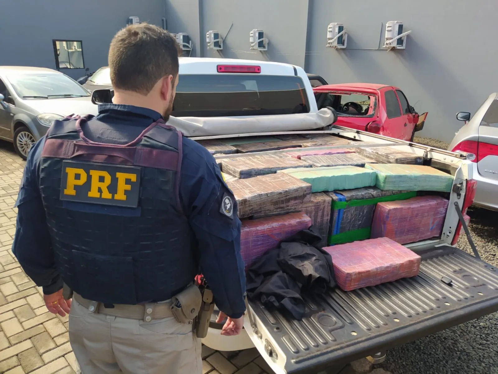 A droga estava sendo transportada por um homem que conduzia uma caminhonete roubada e com placas clonadas.