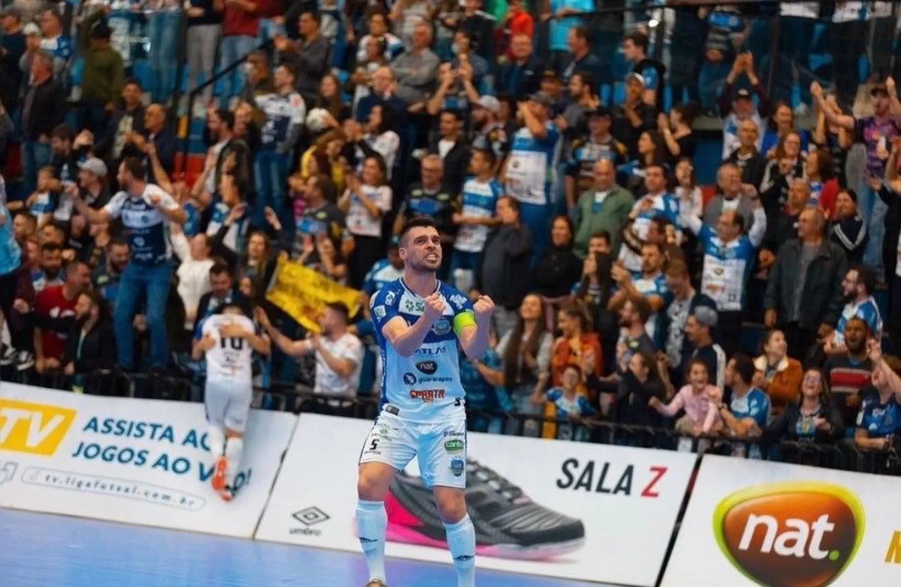 Jogadores do Pato Futsal comemoram vitória diante do Marreco, no clássico das penas