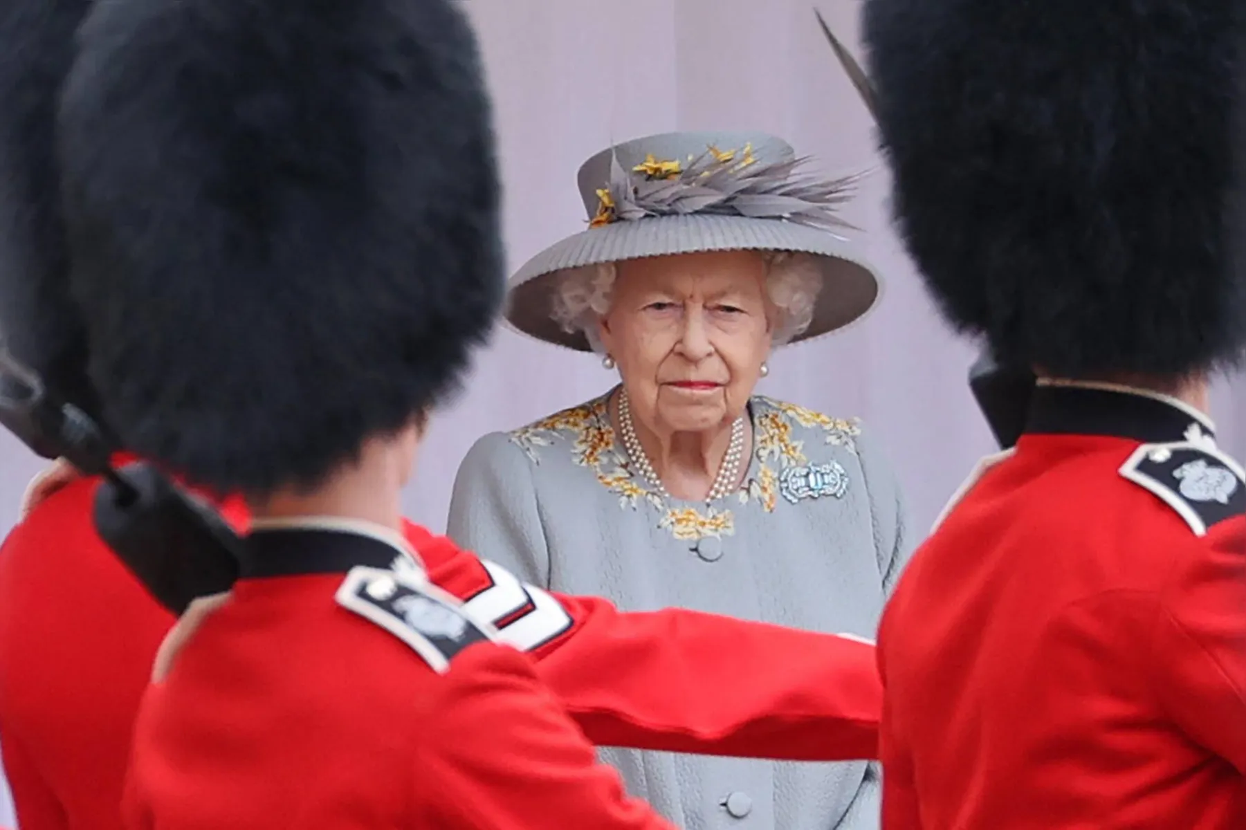 (    Expectativa é que a crise política e a do custo de vida sejam amortecidas temporariamente pelas comemorações em torno da rainha