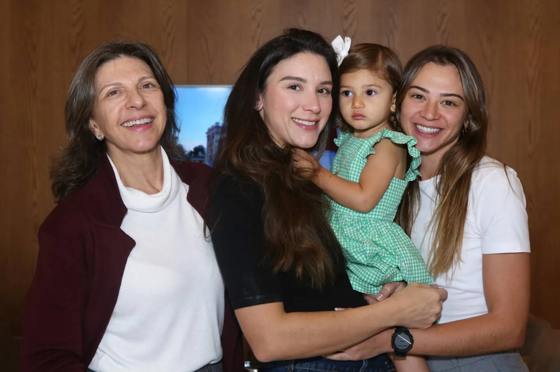 Ângela Bordin com as filhas, Jordana e Isabela, e a neta Helena