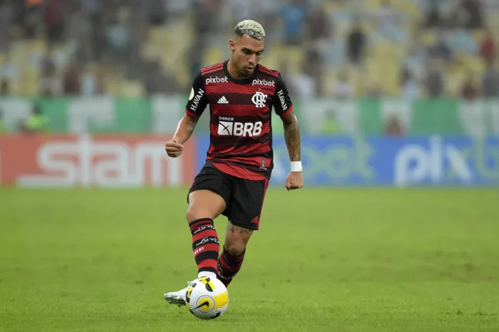 Imagem ilustrativa da imagem Após notificação do LEC, Flamengo anuncia renovação com Matheuzinho