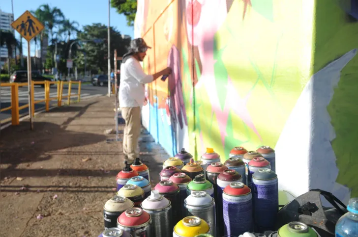 Imagem ilustrativa da imagem Arte de rua dá novo visual a muro de escola em Londrina