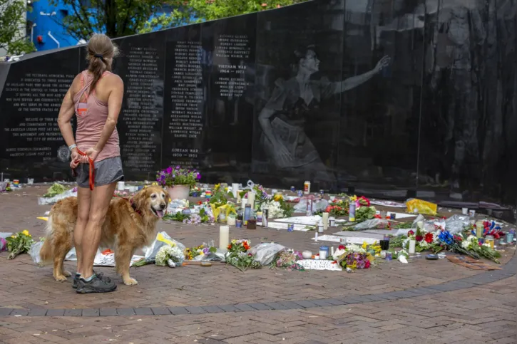 Jim Vondruska/Getty Images/AFP/6-7-2022 

Mulher visita memorial montando em homenagem às vítimas do ataque em Highland Park